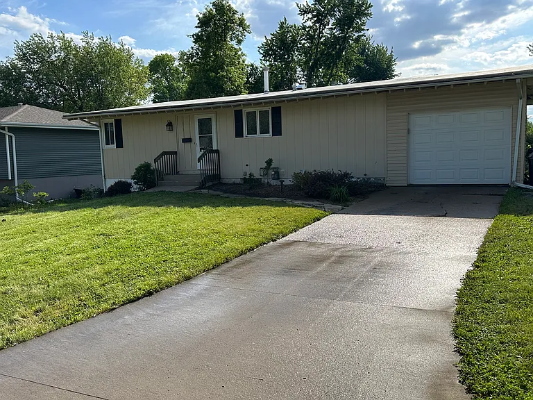 3915 Terrace Hill Dr NE — Photo 2