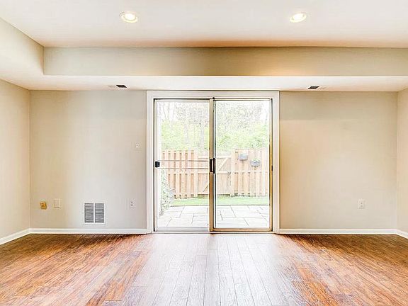 3rd image of 939 Holborn Ct