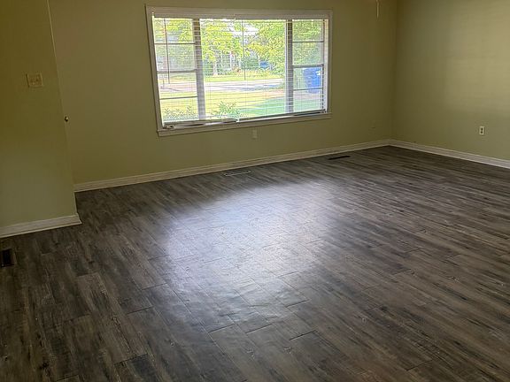 3rd image of 819 Center St #819