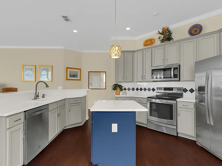 604 Nadina Pl — Photo 7