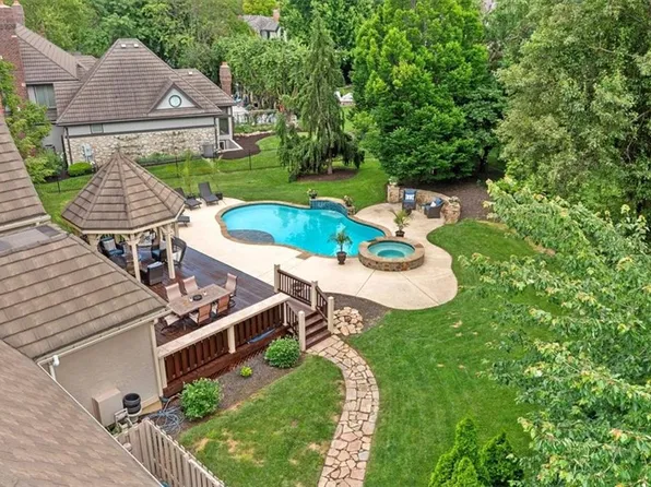 12613 Sherwood St, Leawood, KS 66209