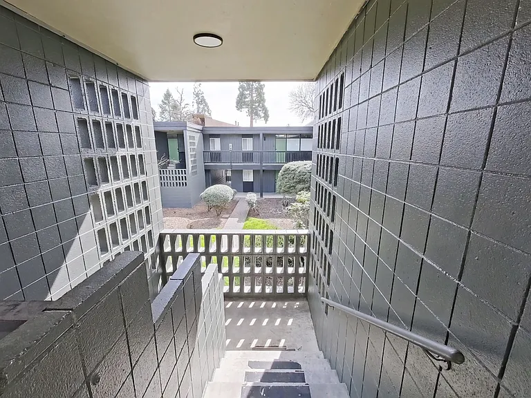 University Manor - Newly Renovated Units just a short walk from Campus! — Photo 5