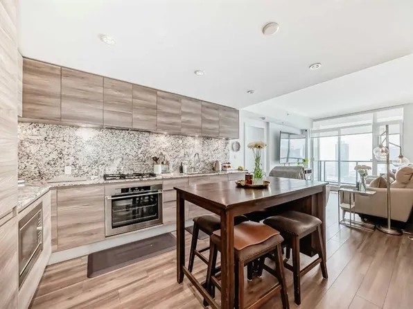 310 N 12th Ave SW #2205, Calgary, AB T2R 1B5