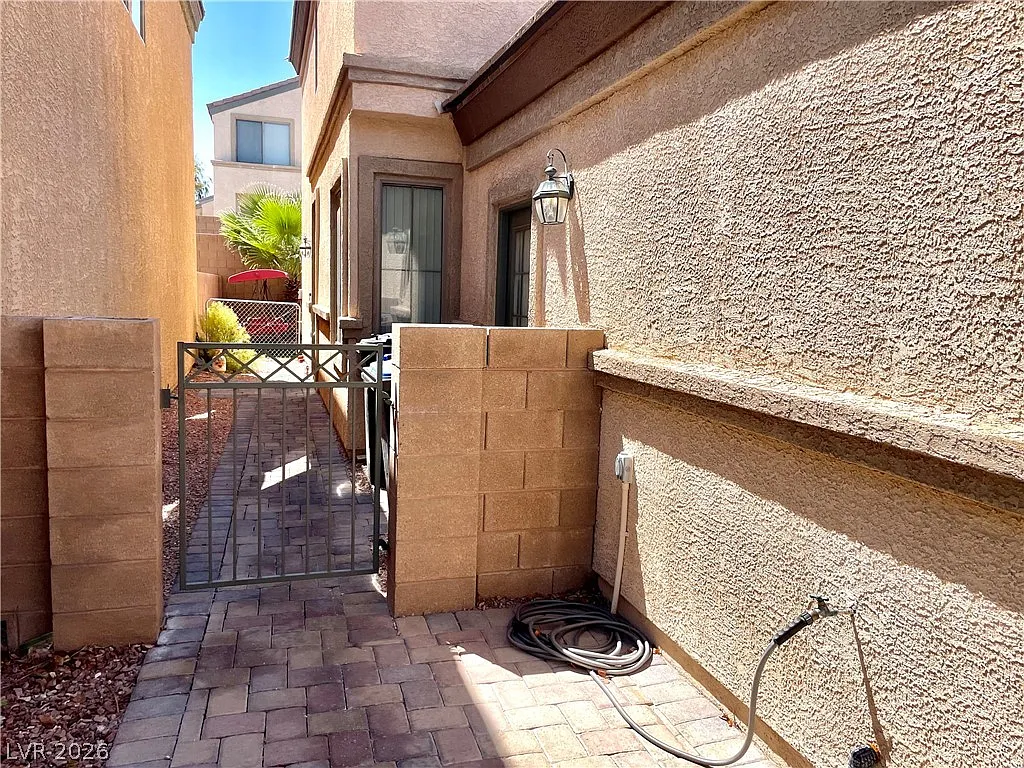 3 bed, 2.0 bath, 1129 sqft, $1,900 — Photo 2
