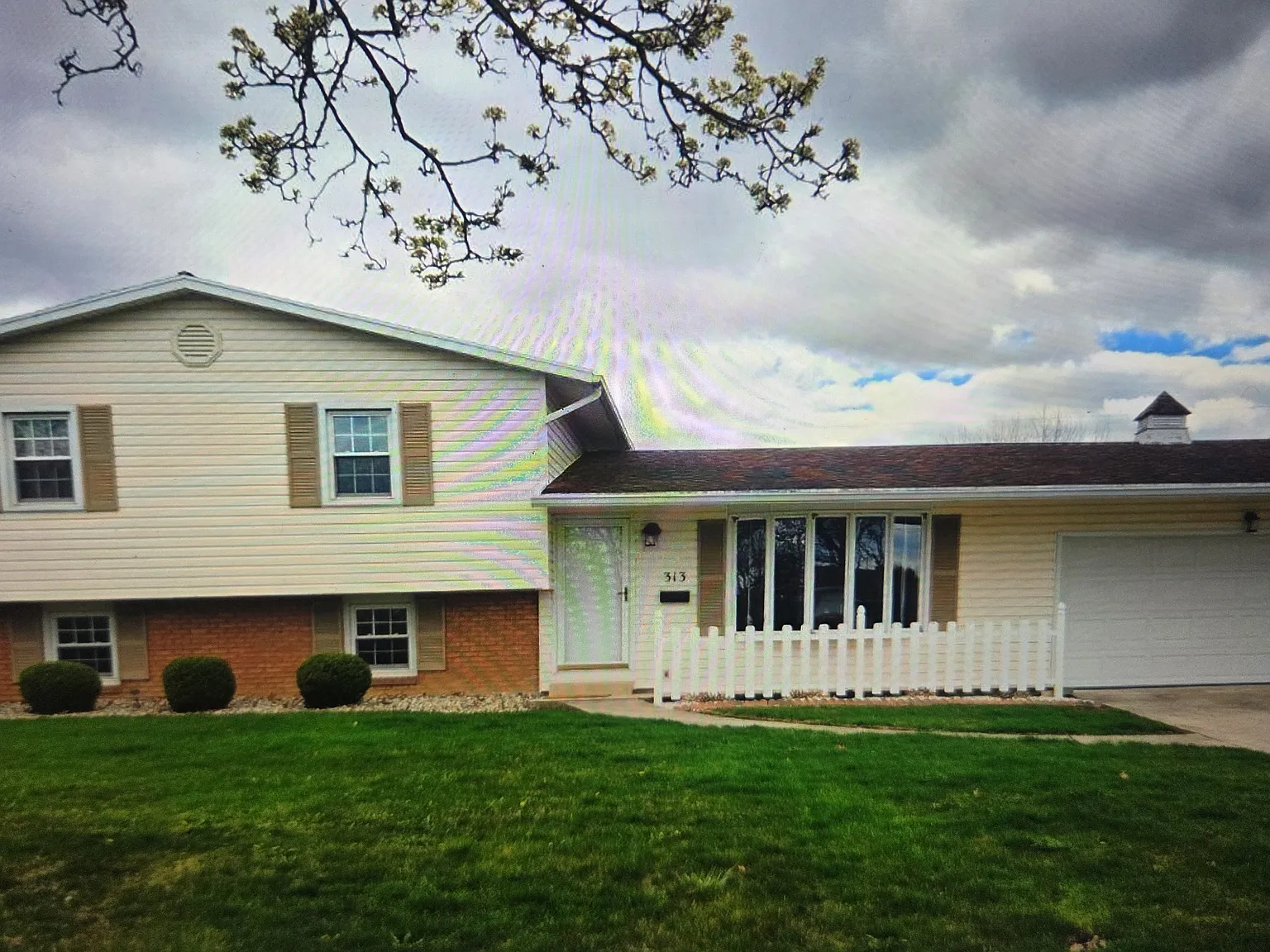 3 bed, 1924 sqft, $1,900 — Photo 1