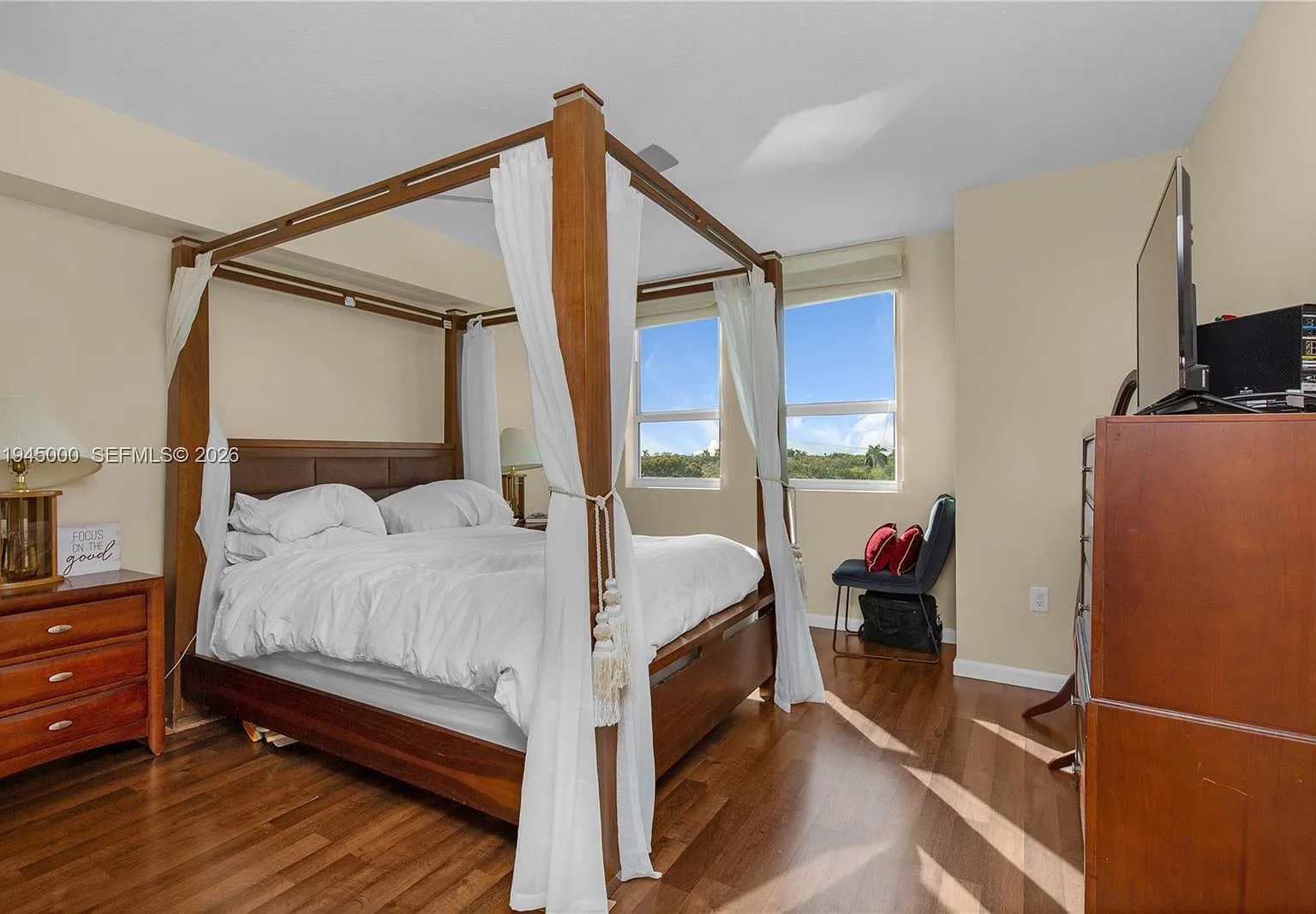2 bed, 1300 sqft, $3,299 — Photo 4
