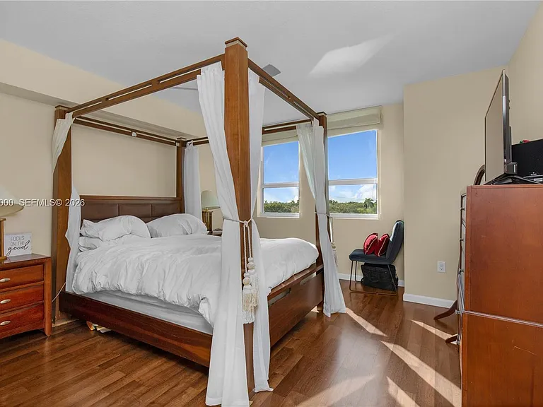 610 W Las Olas Blvd — Photo 4
