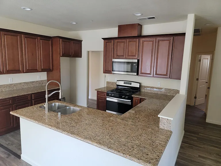211 Danielson Ln — Photo 5