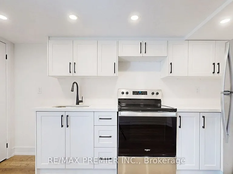 208 McRoberts Ave W #LOWER — Photo 4