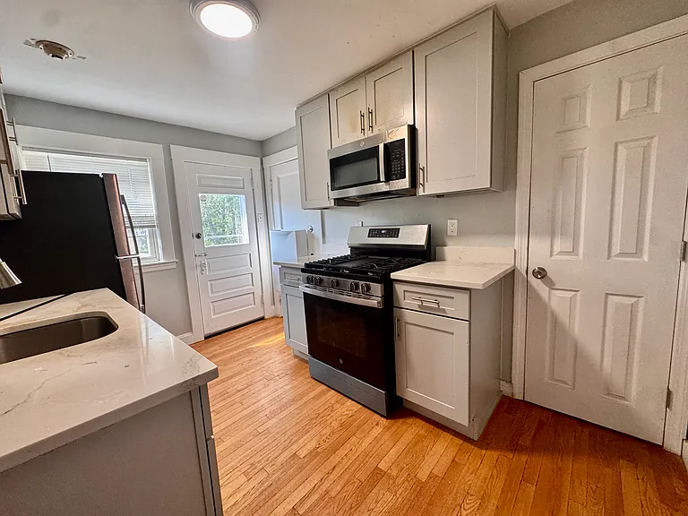 4907 Washington St #1L — Photo 3