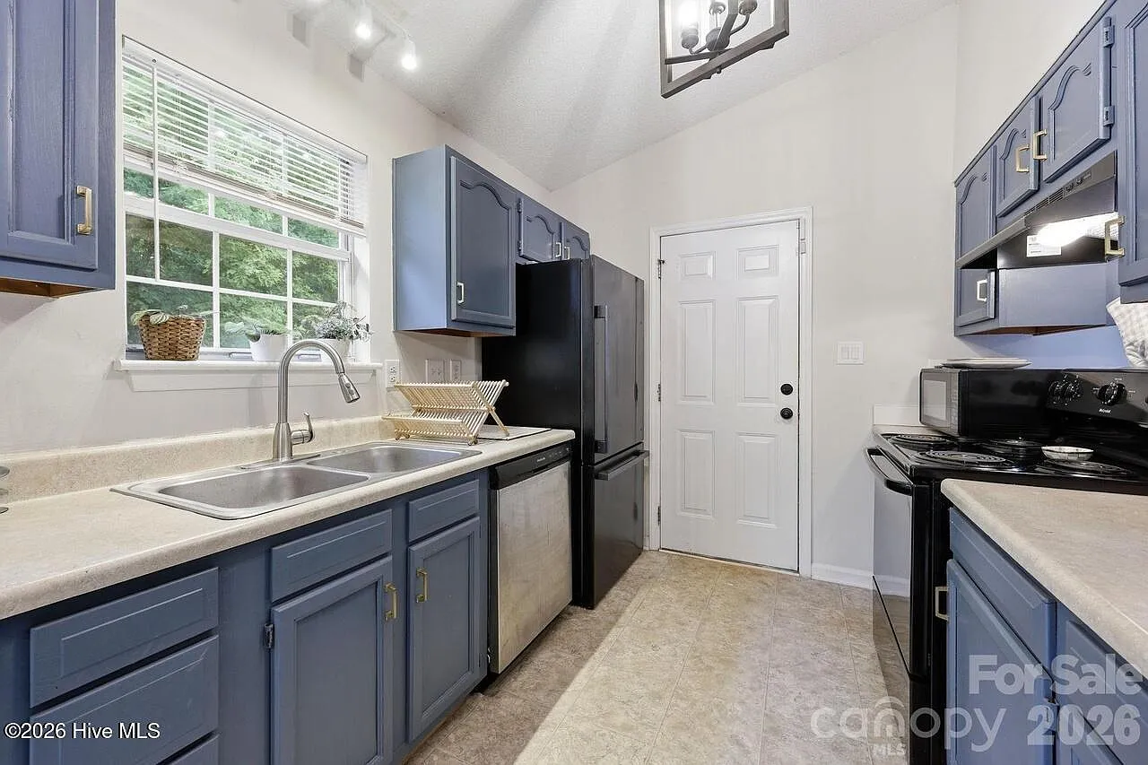3 bed, 2.0 bath, $1,250 — Photo 3