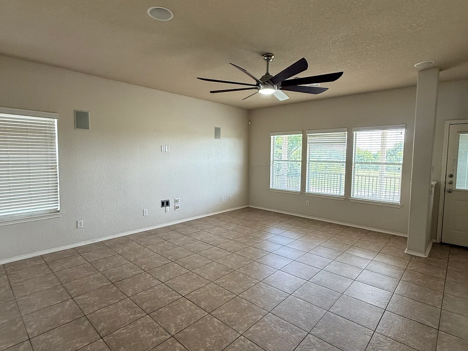 4 bed, 2561 sqft, $2,300 — Photo 4