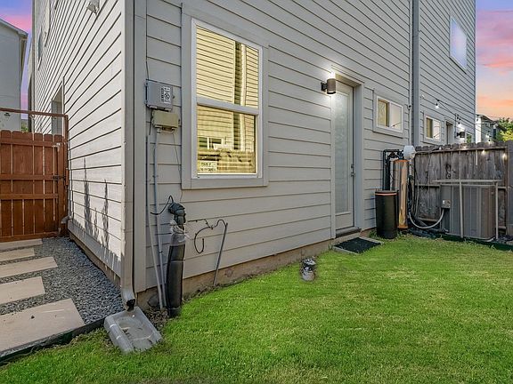 2nd image of 607 Bayou St