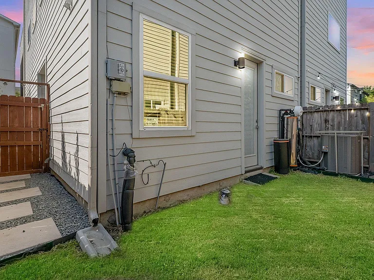 607 Bayou St — Photo 2