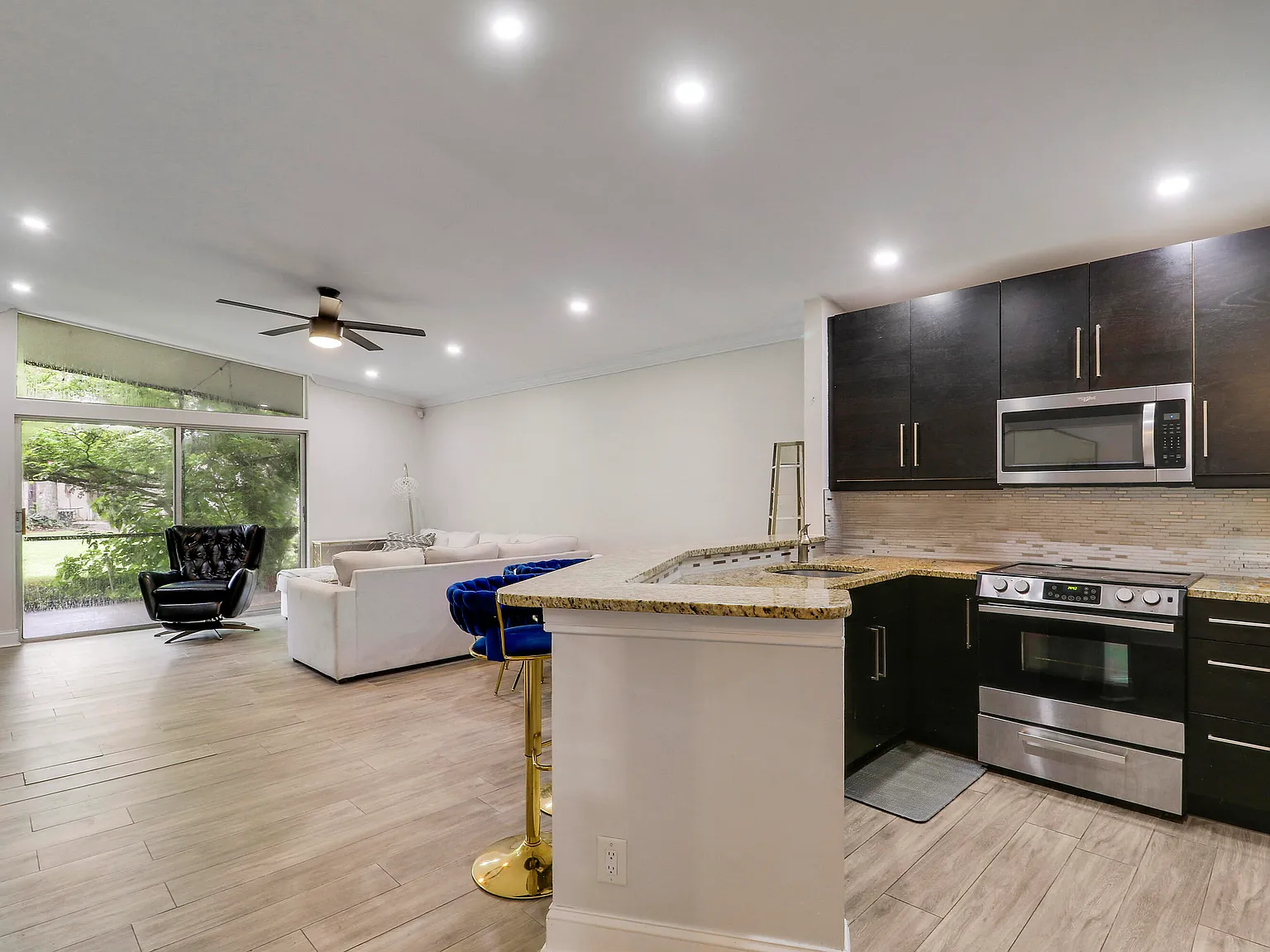 3 bed, 2.0 bath, 1200 sqft, $3,200 — Photo 1