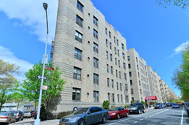 675 Walton Avenue in Concourse