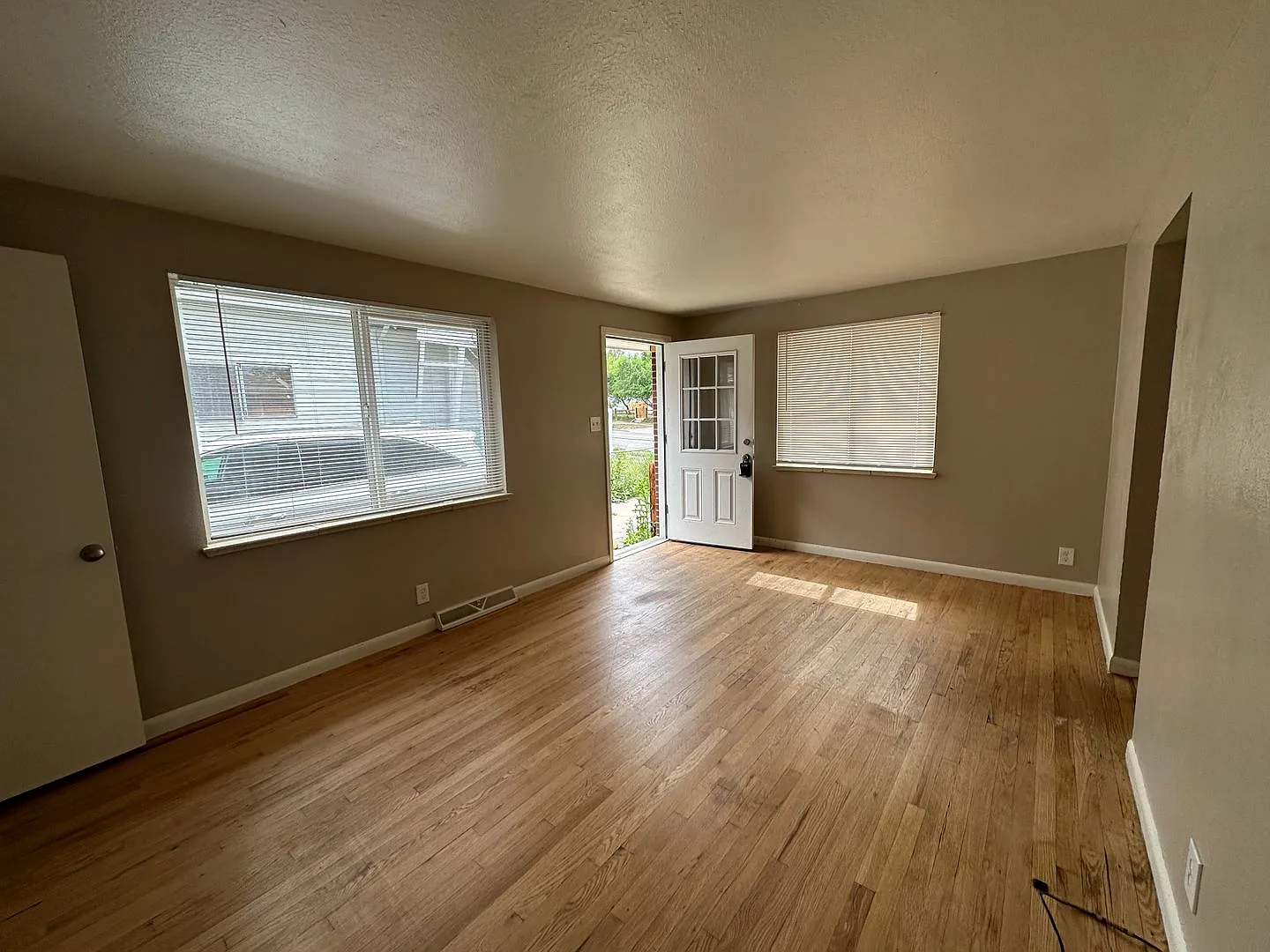 150 S. Hooker St | Spacious 4 Bed / 2 Bath Duplex with Private Yard & In-Unit Laundry! — Photo 4