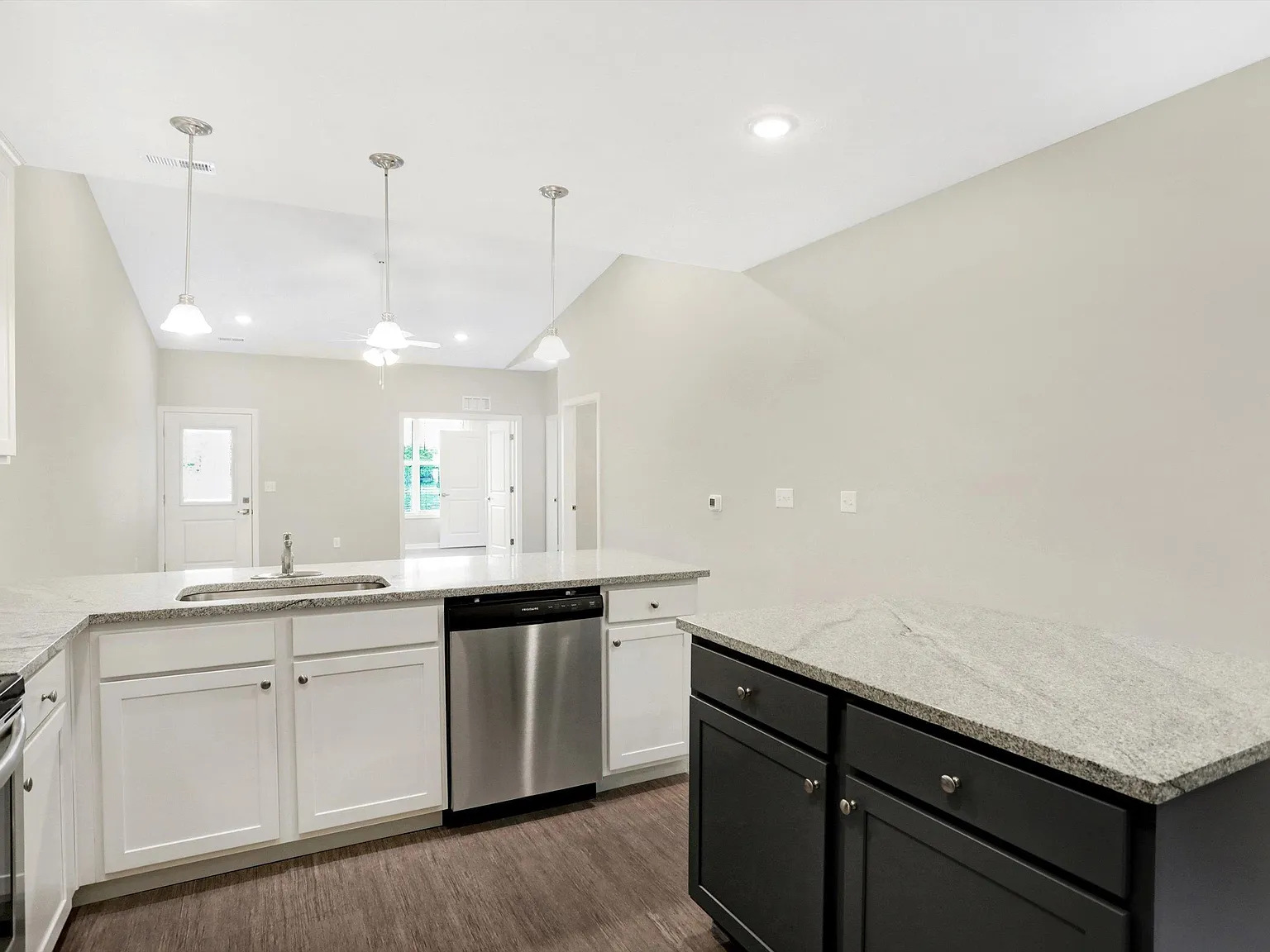 3 bed, 2.0 bath, 1216 sqft, $1,899 — Photo 4