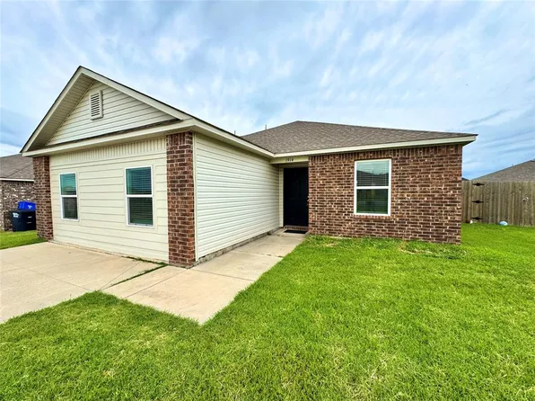 1914 Oak Tree Ct, Shawnee, OK 74804