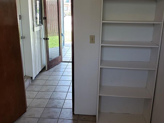 3rd image of 123 E Dolphin St #1