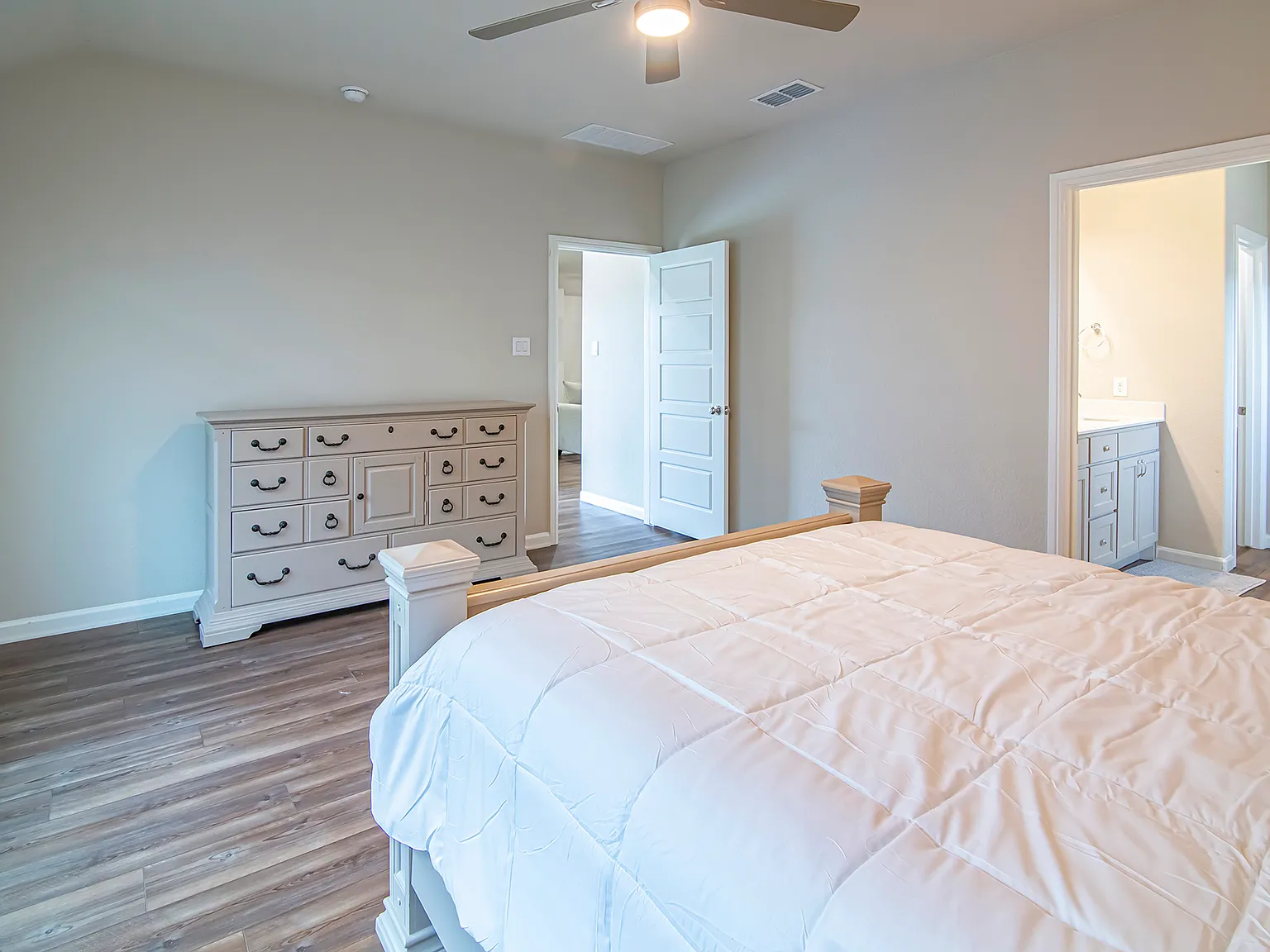 4 bed, 2193 sqft, $3,200 — Photo 3
