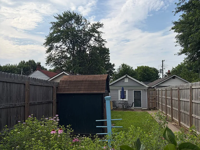 423 E Brandeis Ave — Photo 2