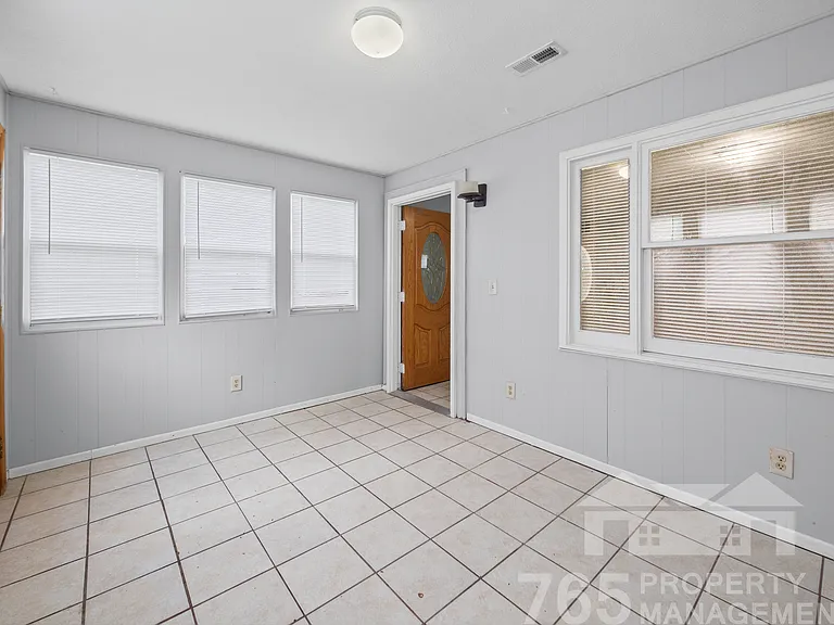 1916 N 27th St — Photo 7