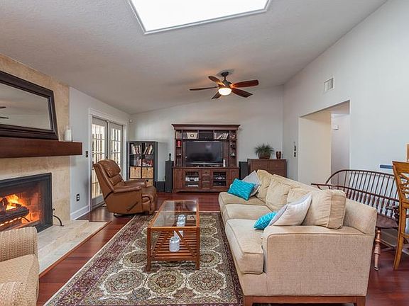3rd image of 104 Shoreview Ln