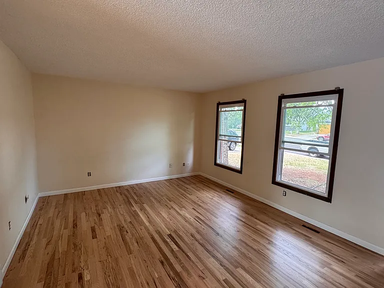2413 W Stuart St — Photo 2