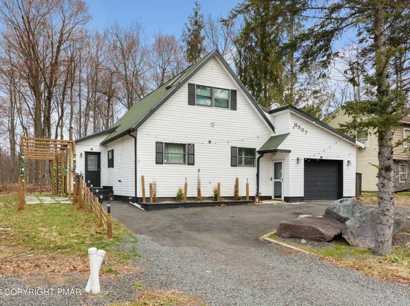 939 Country Place Dr, Tobyhanna, PA 18466