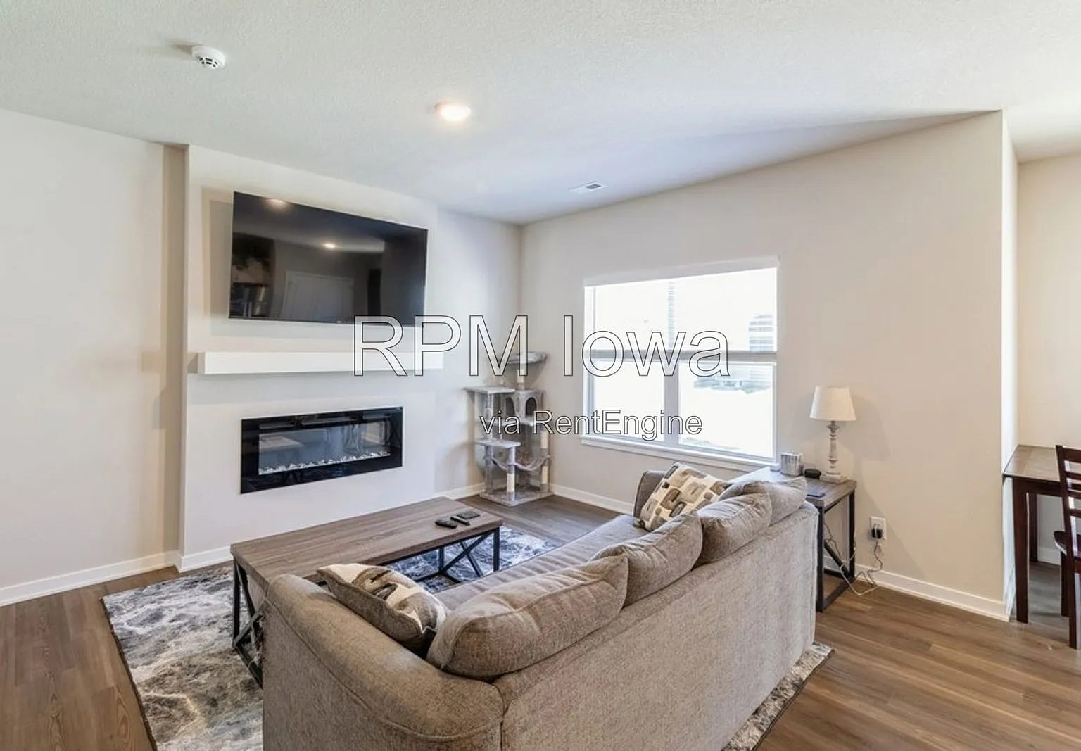 3 bed, 2.5 bath, 1631 sqft, $1,945 — Photo 2