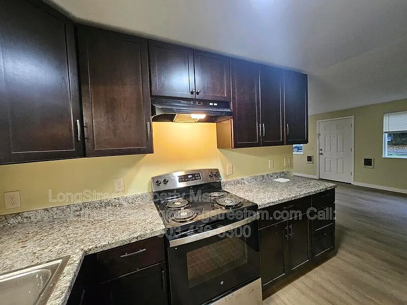 3 bed, 1.5 bath, 1200 sqft, $2,195 — Photo 3