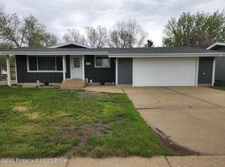 998 13th Ave W, Dickinson, ND 58601