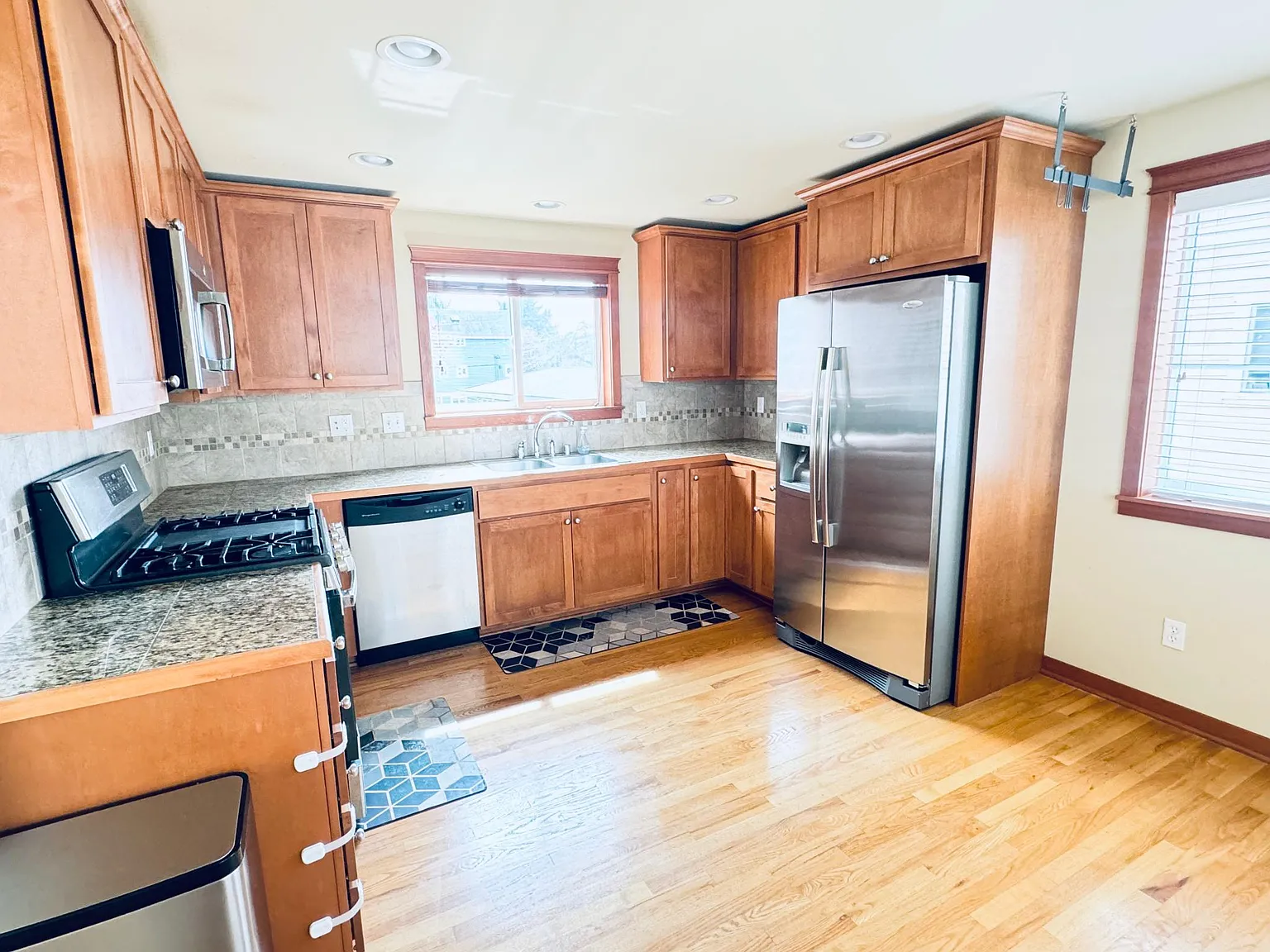 3 bed, 1340 sqft, $3,300 — Photo 4