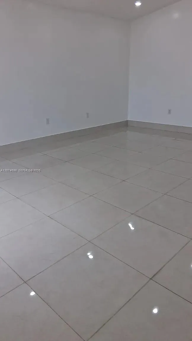 Los Palacios Ii Condo — Photo 1