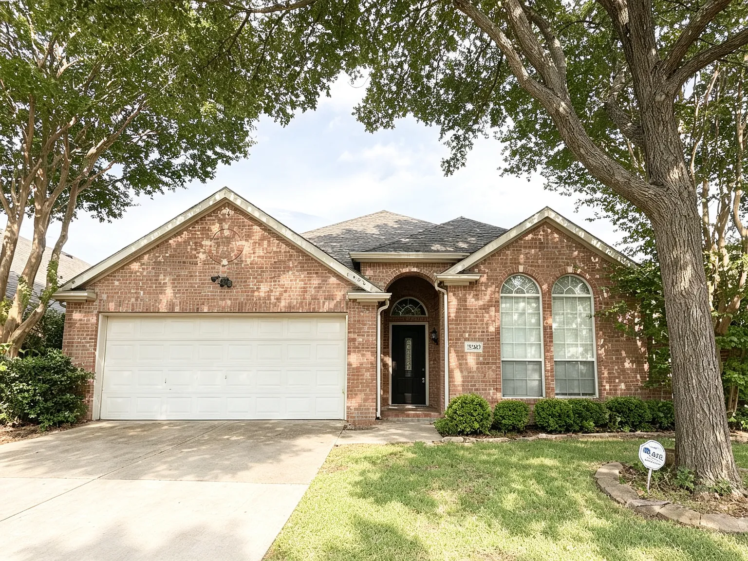 3 bed, 1945 sqft, $2,350 — Photo 1