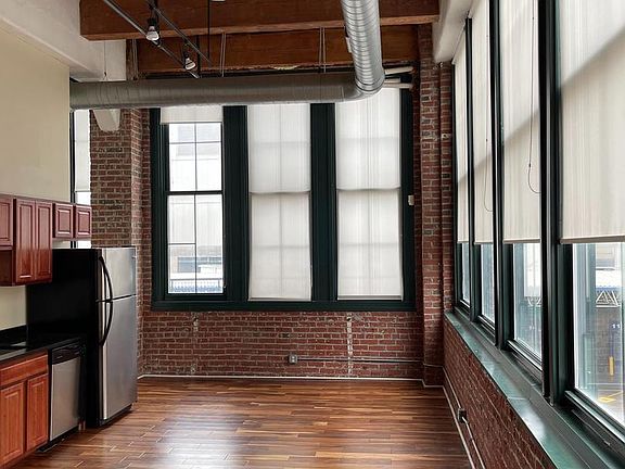 3rd image of 1010 Arch St Unit 205