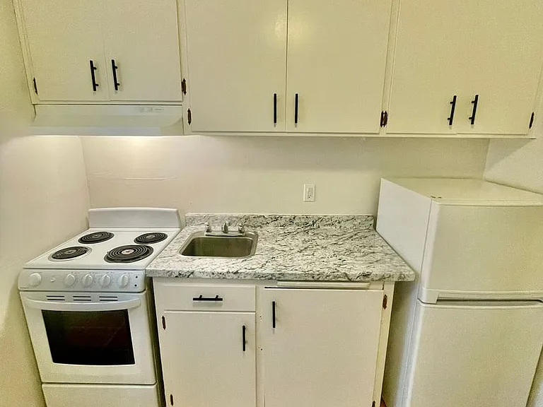 1026 S Russell Ave #H — Photo 4