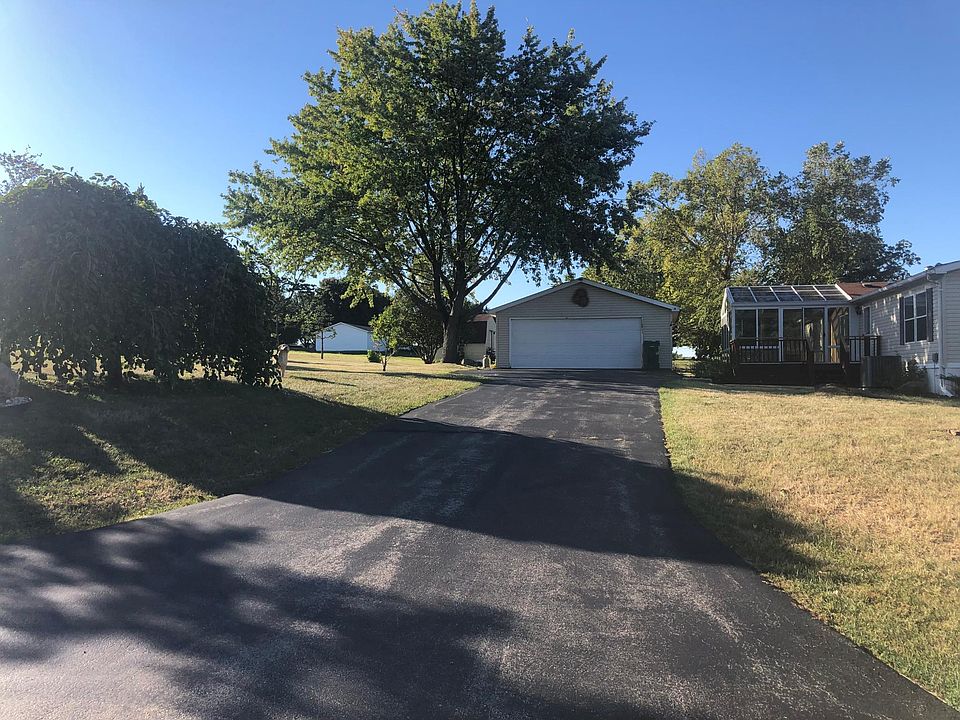 1st image of 207 Manderia Dr