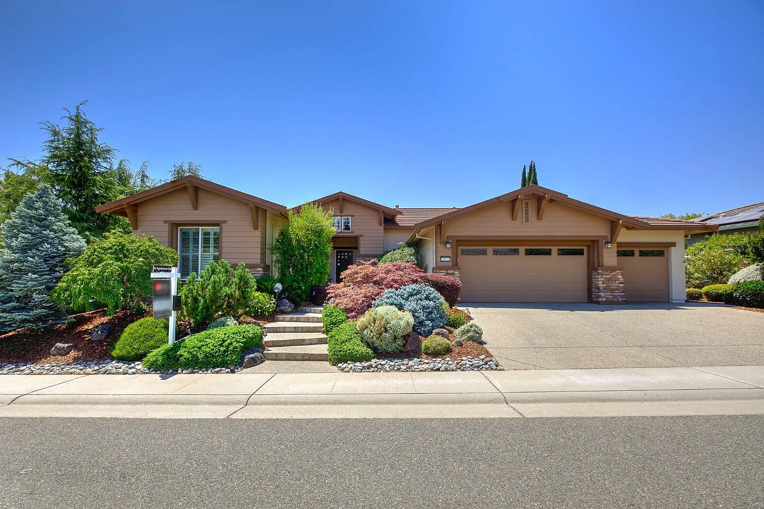 2912 Eagles Peak Ln photo 1