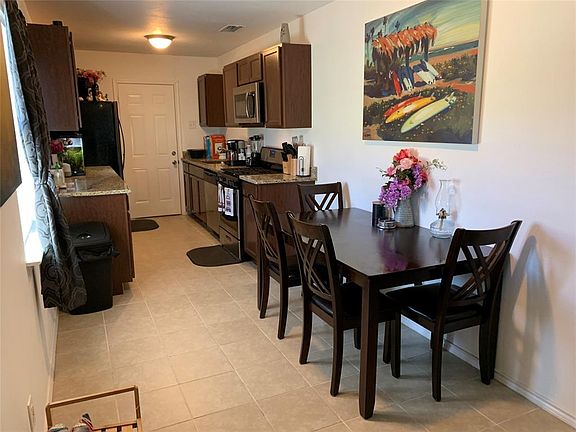 3rd image of 823 Jardin Dr