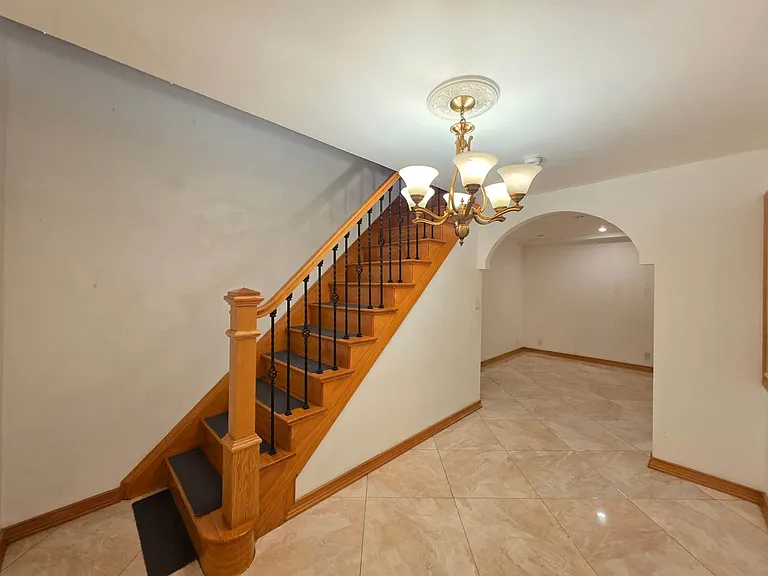 11 Rochelle Pl — Photo 3