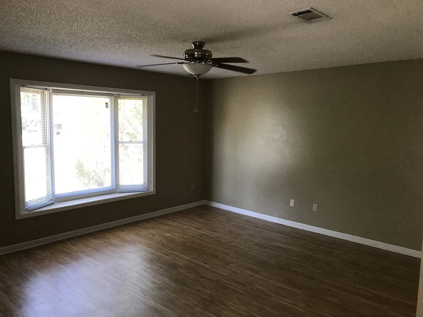 Spacious 3-Bedroom Home with Fenced Yard - Conveniently Located in Hinesville, GA — Photo 2