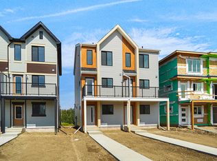 922 19th Ave NW, Edmonton, AB T6T2K8