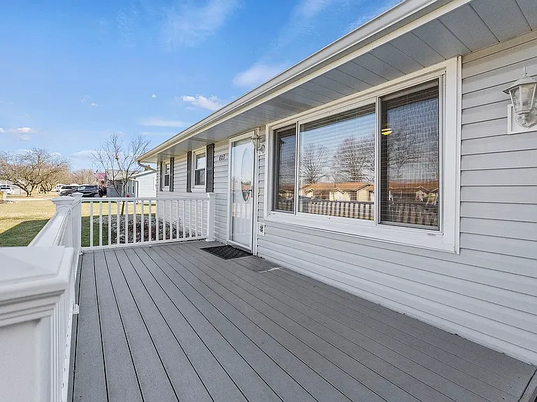 603 E Warfield St — Photo 3