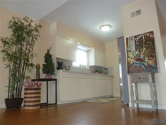 4th image of 506 W Broadway St