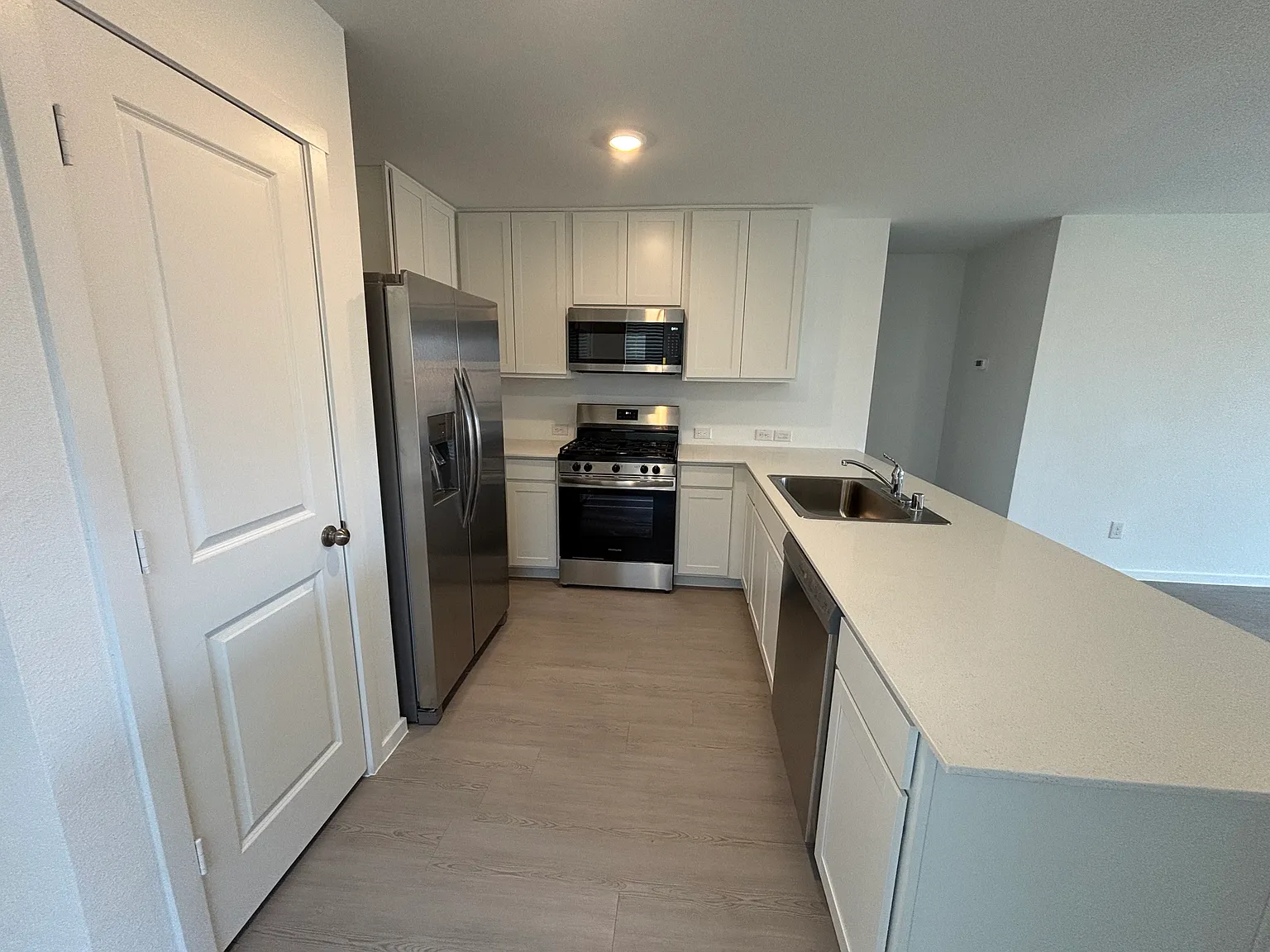 3 bed, 1311 sqft, $2,200 — Photo 4