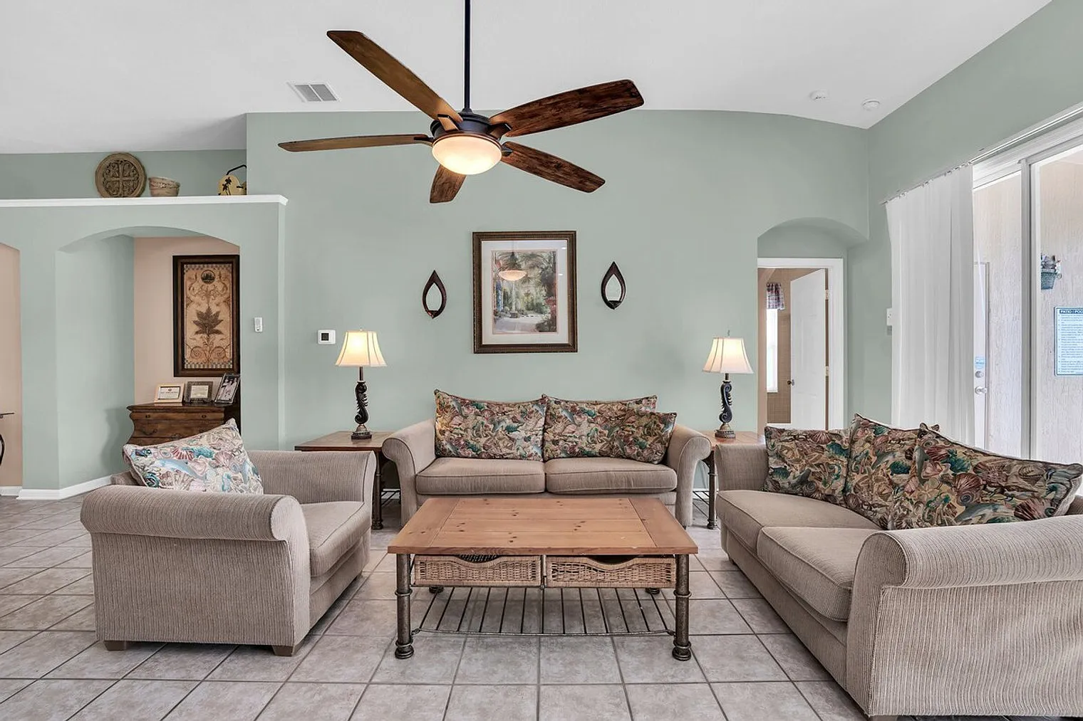 4 bed, 3.0 bath, 1840 sqft, $4,360 — Photo 4