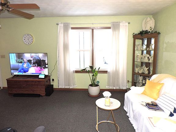 5th image of 438 N Alma Ct