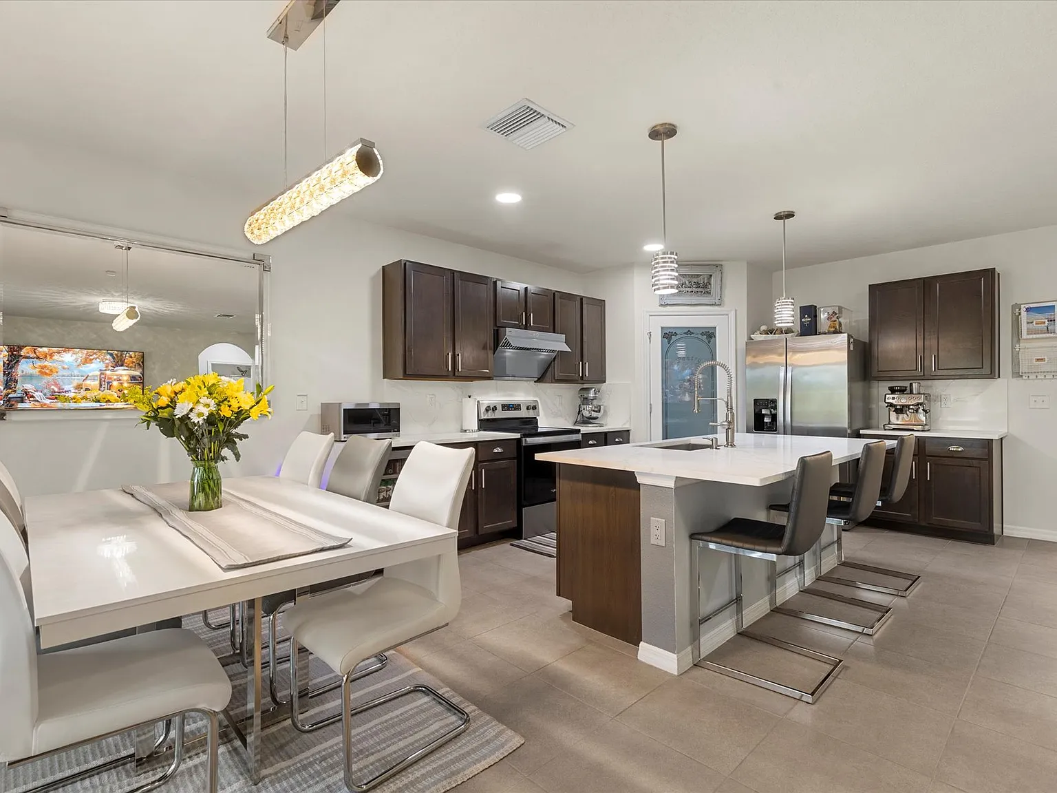 5 bed, 2674 sqft, $3,725 — Photo 2